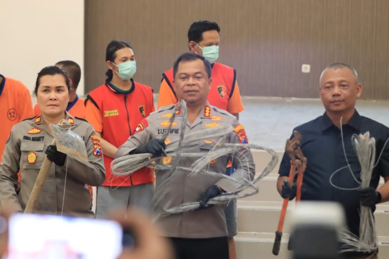 Polrestabes Surabaya Amankan Komplotan Pelaku Pencurian Kabel Telkom dan PJU