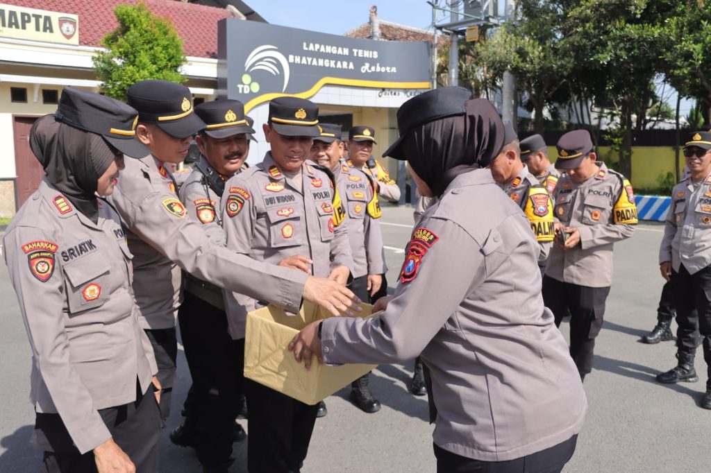 Polres Kediri Galang Donasi Dari Anggota Untuk Korban Bencana Aceh Sumatera