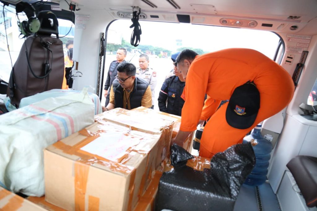 Helikopter AW169 Polri Distribusikan 348 Kg Logistik Kemanusiaan untuk Korban Bencana di Aceh Tamiang
