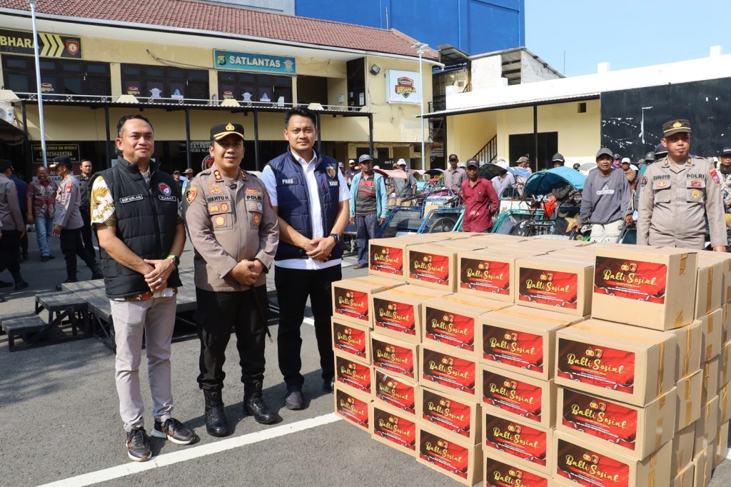 Sambut HUT Reserse Ke-78, Polres Pelabuhan Tanjung Perak Bagikan Ratusan Sembako ke Tukang Becak dan Sosialisasi Call Center 110