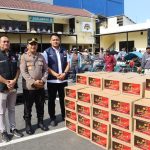 Sambut HUT Reserse Ke-78, Polres Pelabuhan Tanjung Perak Bagikan Ratusan Sembako ke Tukang Becak dan Sosialisasi Call Center 110