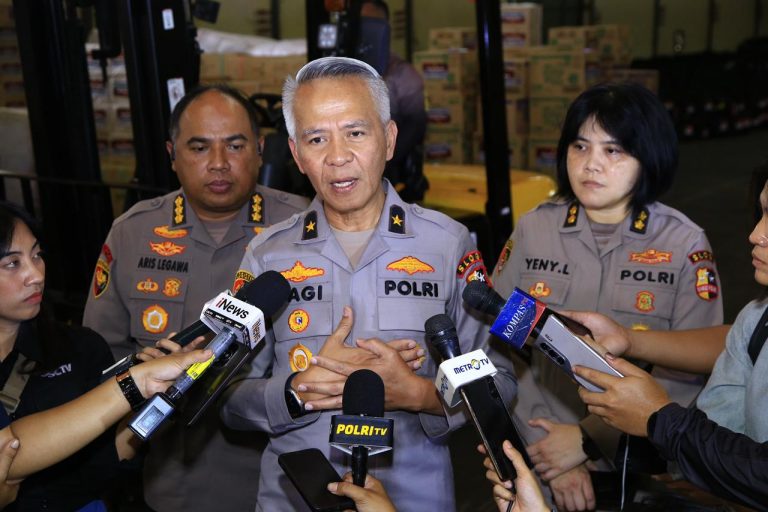 Slog Polri Percepat Distribusi Bantuan ke Tiga Provinsi Terdampak Bencana Melalui Jalur Udara dan Laut