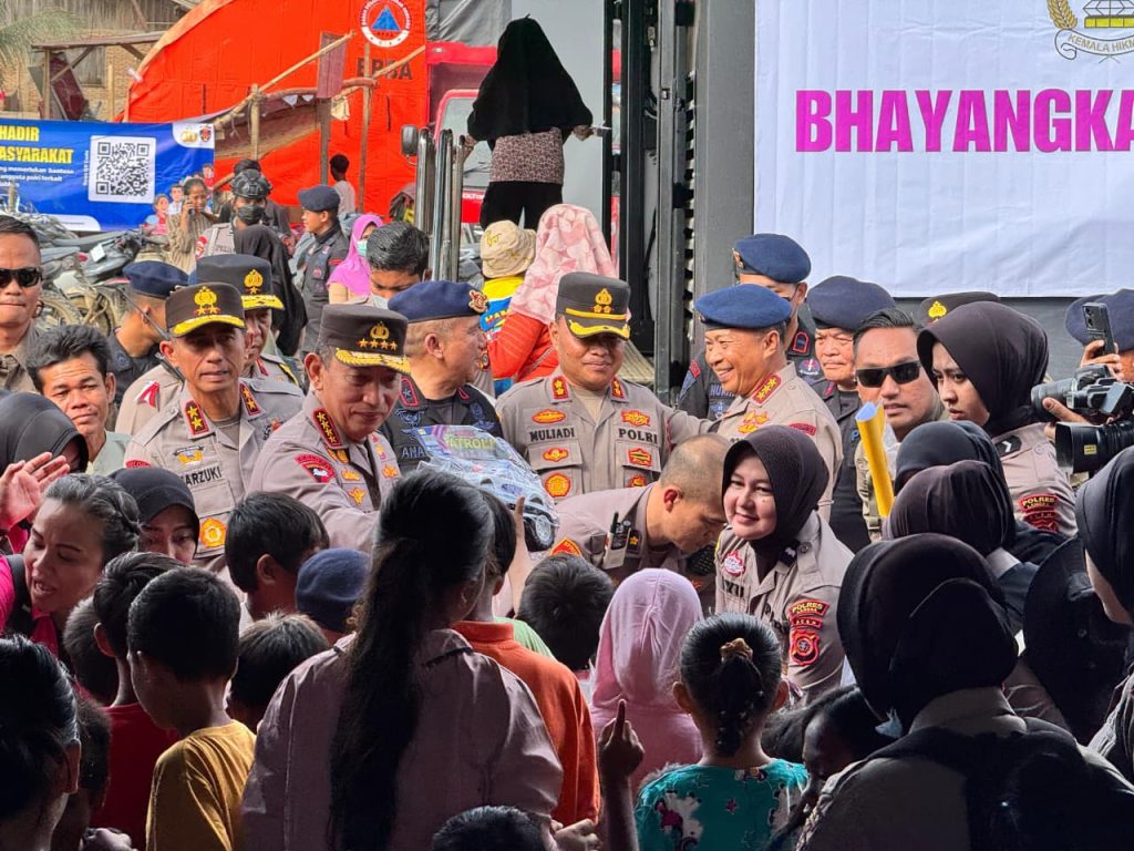 Kapolri Tinjau Posko Pengungsian di Aceh Tamiang, Salurkan Bantuan ke Korban Bencana