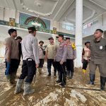 Kapolri Tinjau Pembersihan SD dan Masjid Terdampak Bencana di Aceh Tamiang