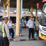 Polres Gresik Gandeng Dishub Gelar Ramcheck Armada Bus Jelang Nataru