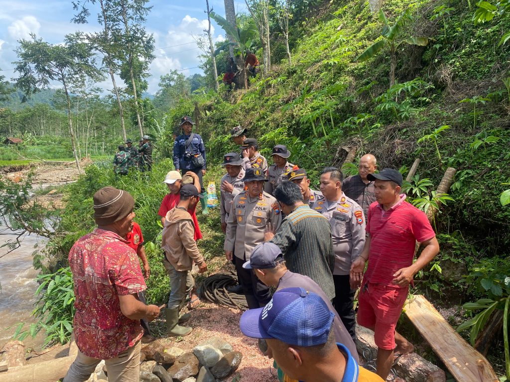 Kapolres Probolinggo Salurkan Bantuan Untuk Warga Terdampak Banjir di Tiris