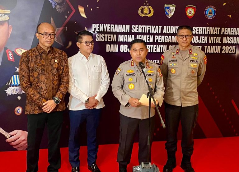 Polri Serahkan Sertifikat Audit Sistem Pengamanan Objek Vital Nasional Tahun 2025