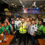 Kakorlantas Polri Ngopi Bareng Driver Ojol Surabaya Sampaikan Pesan Kapolri