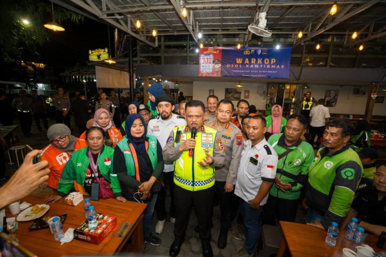 Kakorlantas Polri Ngopi Bareng Driver Ojol Surabaya Sampaikan Pesan Kapolri